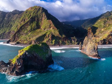 Madeira 'daki Porto Moniz' de Janela Islets 'in hava aracı görüntüsü