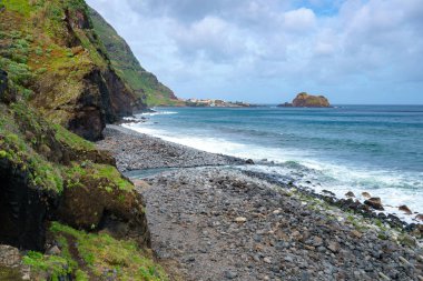 Ribeira da Janela 'dan Porto Moniz' deki Köstebek Adası manzarası
