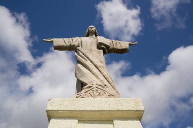 Arka planda Funchal şehrinin bulunduğu Canico, Madeira kıyı şeridi görüntüsü