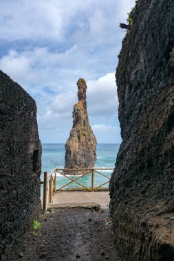 Ribeira da Janela adası Madeira 'daki bir mağara arasında.