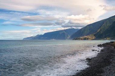 Seixal ve Sao Vicente Madeira 'daki dağ manzarasının ortasında