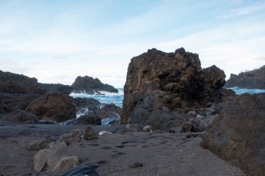 Seixal, Madeira 'da kayalara çarpan dalgalı deniz burnu