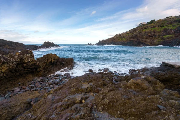 Море Хвилями Розбивається Скелі Сейксалі Мадейра — стокове фото