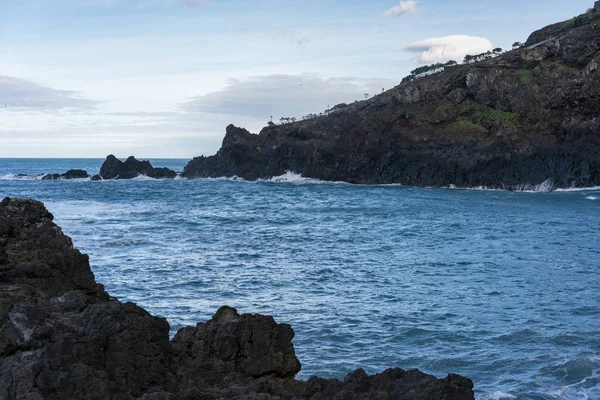 Havslandskap Med Vågor Som Kraschar Klipporna Seixal Madeira — Stockfoto