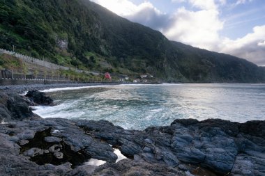 Seixal, Madeira 'da dalgaların çarptığı güzel siyah kaya plajı.
