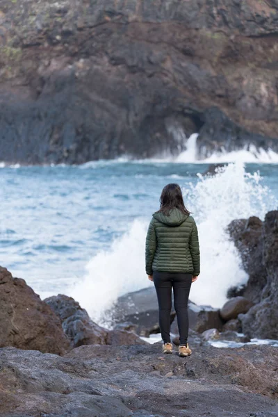 Mujer Viendo Olas Estrellándose Una Playa Rocosa Seixal Madeira — Foto de Stock