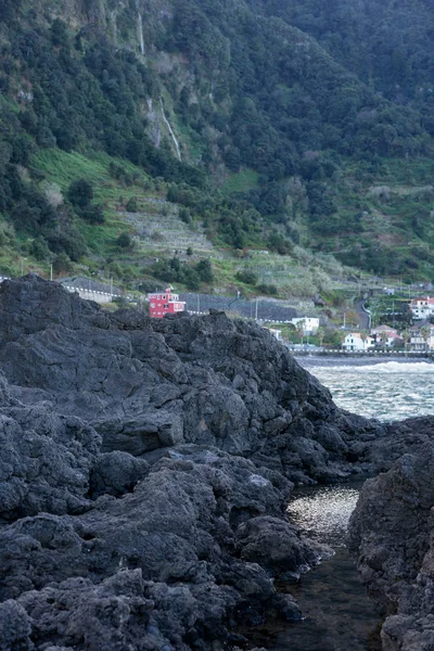 Vacker Svart Klippstrand Seixal Madeira Med Vågor Som Kraschar — Stockfoto