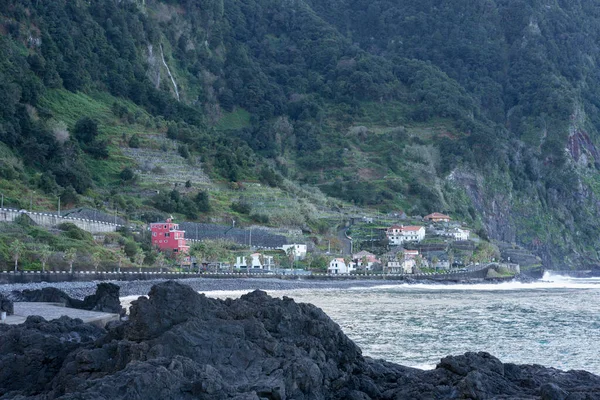 Seixal Madeira Dalgaların Çarptığı Güzel Siyah Kaya Plajı — Stok fotoğraf