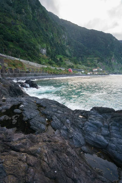 Piękna Czarna Plaża Skalna Seixal Maderze Rozbitymi Falami — Zdjęcie stockowe