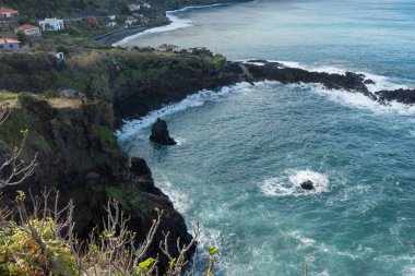Seixal, Madeira 'da dalgaların çarptığı güzel siyah kaya plajı.