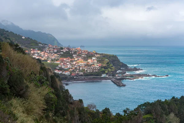 Portekiz, Madeira 'daki Seixal' ın Gelin Şelalesi 'nden görünüşü veu da noiva miradouro bakış açısı