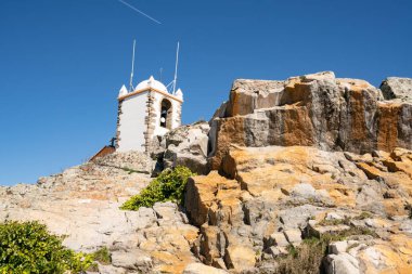 Marvao 'daki Espirito Santo Kilisesi güzel bir manzaranın ve şehir duvarlarının ortasında.