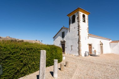 Marvao 'daki Espirito Santo Kilisesi güzel bir manzaranın ve şehir duvarlarının ortasında.