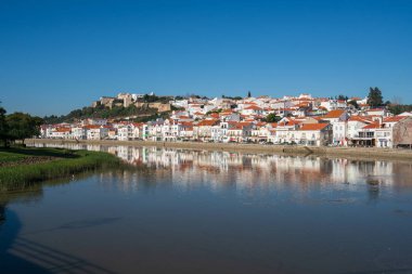 Sado Nehri 'nin diğer tarafından Alcacer' ın Sal şehir manzarası
