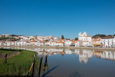 Sado Nehri 'nin diğer tarafından Alcacer' ın Sal şehir manzarası