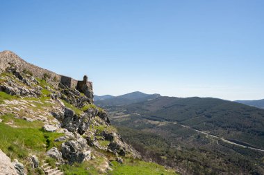 Portekiz, Alentejo 'daki manzara dağları ve Marvao kale duvarları