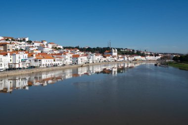 Sado Nehri 'nin diğer tarafından Alcacer' ın Sal şehir manzarası