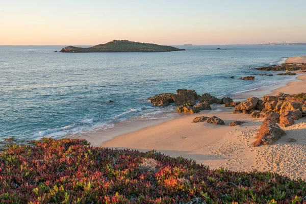 Stranden Porto Covo Vid Solnedgången Med Ilha Pessegueiro Bakgrunden Portugal — Stockfoto