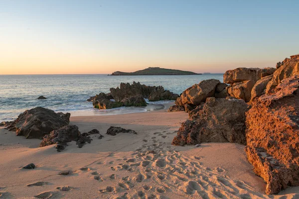 Stranden Porto Covo Vid Solnedgången Med Ilha Pessegueiro Bakgrunden Portugal — Stockfoto