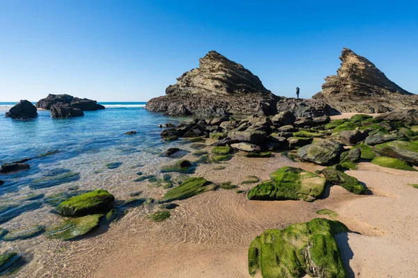 Kvinna Klipporna Vid Stranden Praia Samoqueira Portugal — Stockfoto