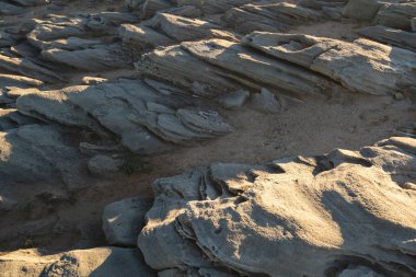 Portekiz 'deki Praia do Malhao plajındaki kum kayalarıyla ilgili detaylar.