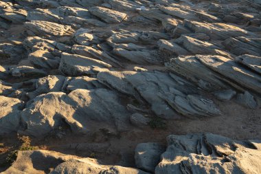Portekiz 'deki Praia do Malhao plajındaki kum kayalarıyla ilgili detaylar.
