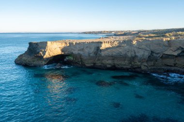 Portekiz 'deki Praia do Malhao plajı kayalık arazi kayalıkları Portekiz' deki Malhao plajı kayalık arazi kayalıkları