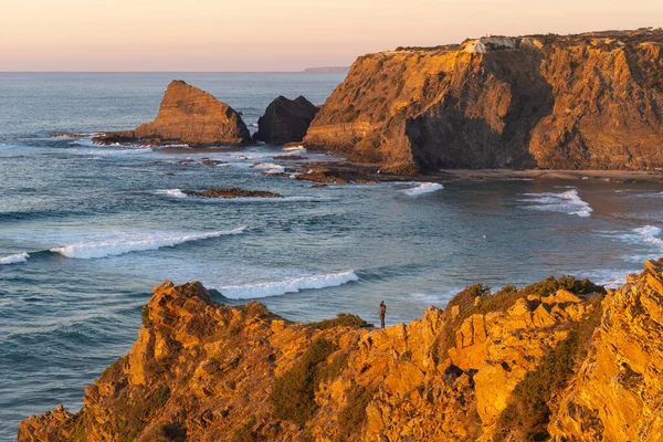 Woman Cliff Praia Odeceixe Costa Vicentina Portugal — Stockfoto