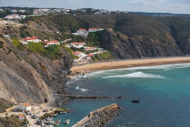 Praia da Arrifana plajı Atlantik okyanusunda sörfçülerle