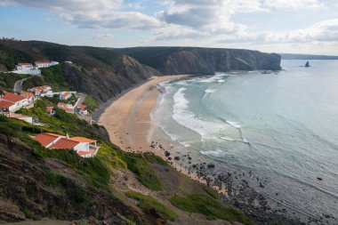 Praia da Arrifana plajı Atlantik okyanusunda sörfçülerle