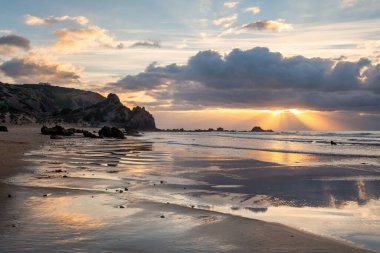 Praia do amado plajı gün batımında Costa Vicentina, Portekiz