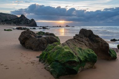 Praia do amado plajı gün batımında Costa Vicentina, Portekiz