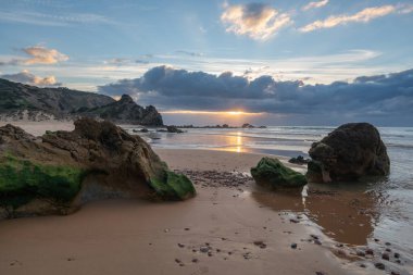 Praia do amado plajı gün batımında Costa Vicentina, Portekiz