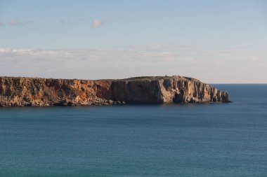 Portekiz 'in Sagres kıyısındaki sahil kayalıkları