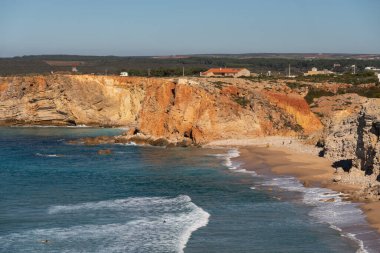 Portekiz 'in Sagres kıyısındaki sahil kayalıkları