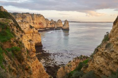 Ponta da Piedade, Lagos 'ta güneş doğarken, Portekiz' de.
