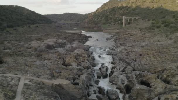 Vista Aérea Del Dron Cascada Pulo Lobo Alentejo Portugal — Vídeo de stock