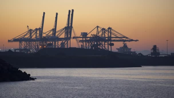 葡萄牙Sines Container Port Terminal Cranes Sunset — 图库视频影像