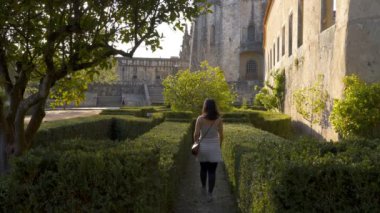 Portekiz, Tomar 'daki Convento de Cristo İsa Manastırı' nda Bahçedeki Kadın