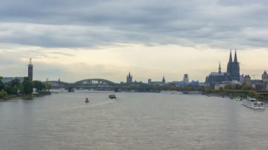 Köln 'ün Ren Nehri' nden geçen tekneleriyle çekilmiş zaman kaydı.