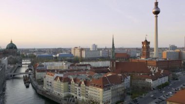 Gün batımında Berlin 'in gökyüzü ve nehir manzarası