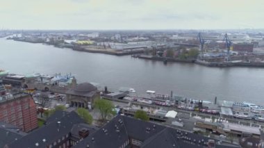 Hava aracıyla bulutlu bir günde Hamburg manzarası
