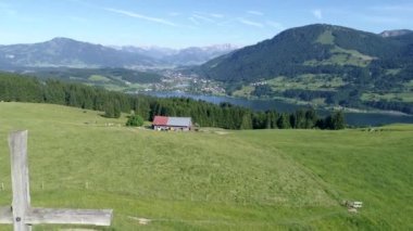 Alman Alplerinde ve Gro er Alpsee Gölü üzerinde uçan insansız hava aracı