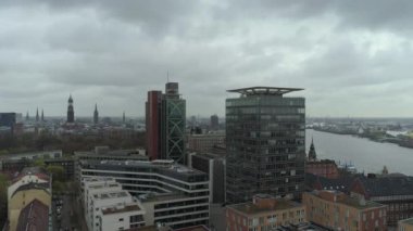 Hava aracıyla bulutlu bir günde Hamburg manzarası