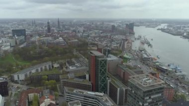 Hava aracıyla bulutlu bir günde Hamburg manzarası