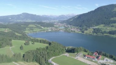 Alman Alplerinde ve Gro er Alpsee Gölü üzerinde uçan insansız hava aracı