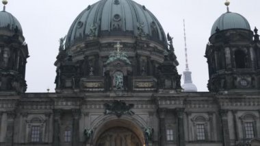 Berliner Dom ve Lustgarten Bahçesi Çeşmesi