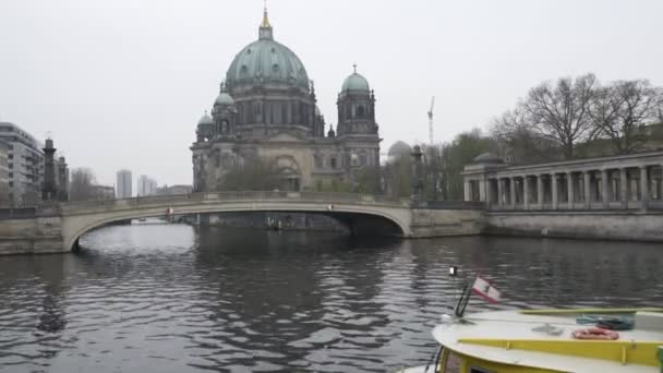 Passaggio Barca Alla Cattedrale Berliner Dom Museo Alte Nationalsgalerie — Video Stock