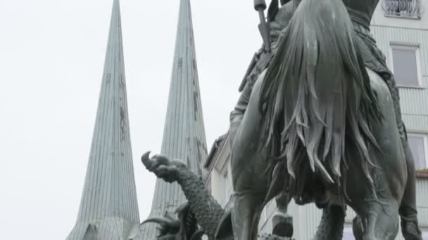在柏林 圣乔治女神像杀死了一只龙 — 图库视频影像