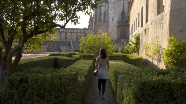 Vrouw Tuin Van Het Convento Cristo Christ Klooster Tomar Portugal — Stockvideo